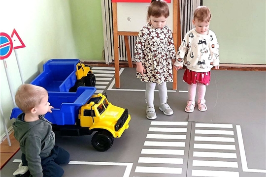 Наши дети учатся правилам безопасности на дороге