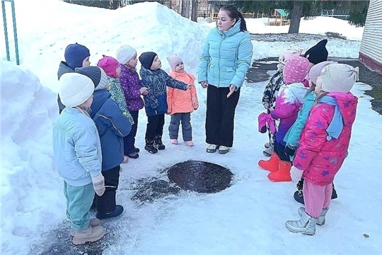 Осторожность превыше всего: дети группы «Умники и умницы» узнали о правилах безопасности возле открытых люков.
