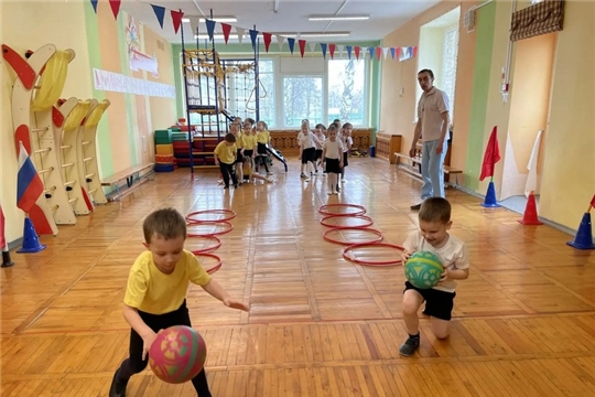 Спорт — путь к развитию: праздник движения в группе „Умники и умницы“»