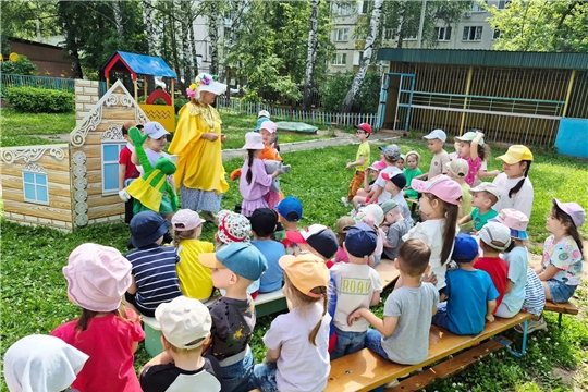 Сегодня старшие ребята из группы "Капелька" устроили настоящее волшебство-показали спектакль "Теремок"