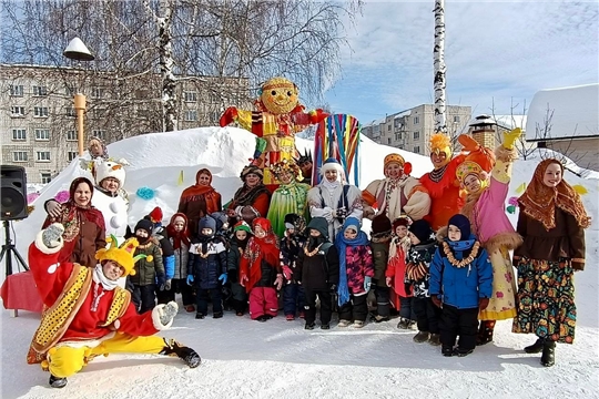 Солнце, смех и горы блинов!