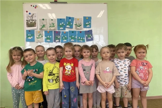 Подрастает сквозь снежок, к солнечным лучам, цветок...