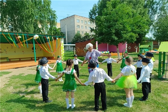 Жужжащий переполох на веселой полянке...