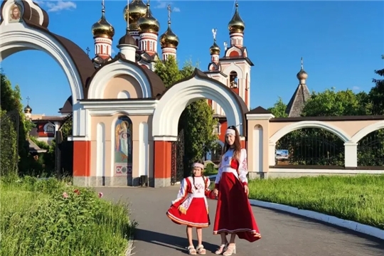Связь времён: семьи в национальном костюме.
