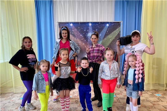 Машина времени включена: в саду прогремело дефиле 90-х!
