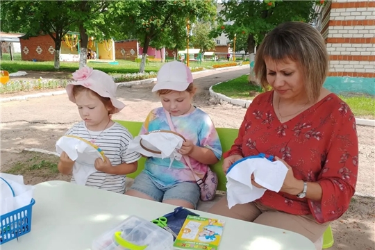 Юные вышивальщики осваивают новый шов.