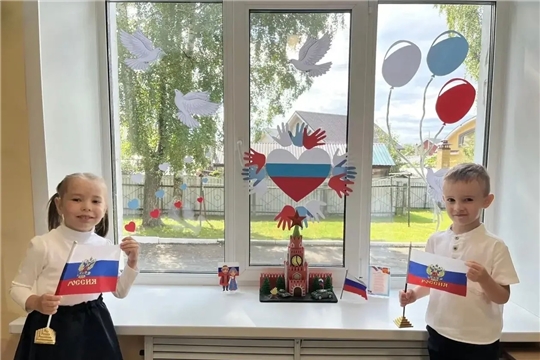 «Цвета Родины»: флаг России украсил окна наших домов!