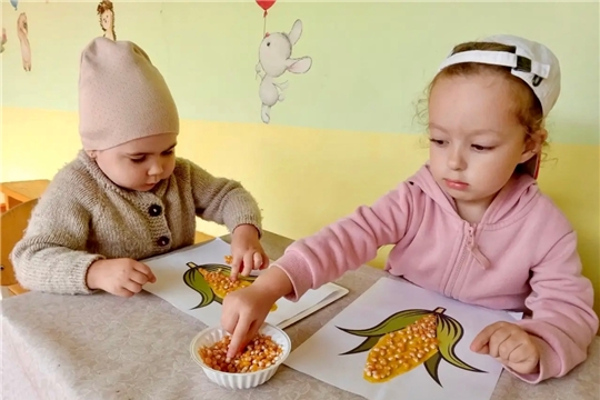 Золотая кукуруза: мозаика из пластилина и зёрен.