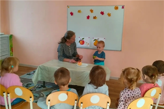 Знакомство с яблоком и грушей.