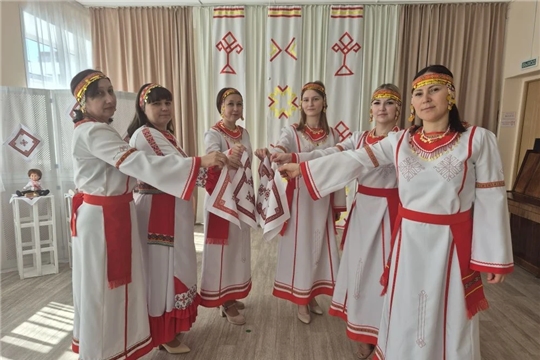 Флешмоб «Единые сердцем: хранительницы чувашской красоты и слова»