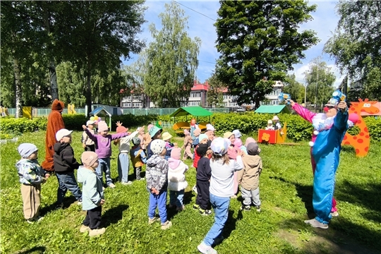 С Днём защиты детей и началом лета! 