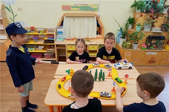 Безопасность на дорогах: игра «Перекрёсток»