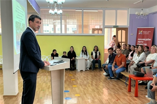 Родительское собрание с участием Артёма Владимирова — депутата Государственного Совета Чувашской Республики VII созыва об участие в ежегодном конкурсном отборе инициативных проектов в рамках программы «НИМЕ — Народный БЮДЖЕТ» на 2026–2027 гг 