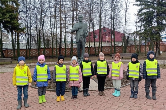 Экскурсии продолжаются: памятник Г. Волкову