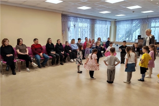 На веселом паровозике