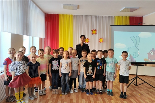 Инспектор ГИБДД в гостях у дошколят