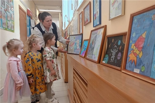 Выставка рисунков и поделок "Творческая галактика"