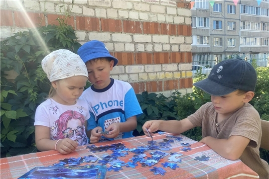 Собирать пазлы - любимое занятие дошколят