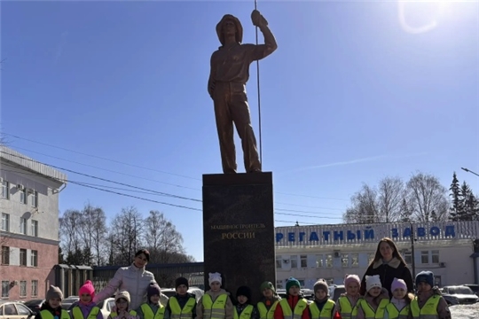 По родному краю с рюкзаком шагаю.