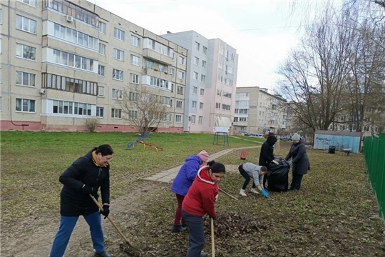 Субботник на прилегающей территории.