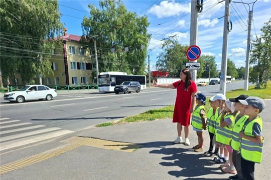Юные пешеходы учатся считывать дорогу.