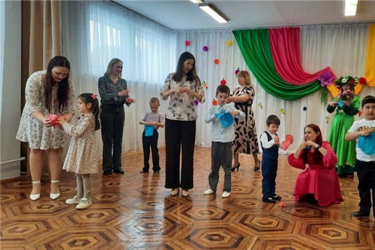 Весеннее поздравление для любимых мам и бабушек (2 корпус)