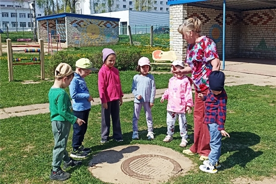 Вы по улице гуляйте, Но на люк не наступайте! (2 корпус)