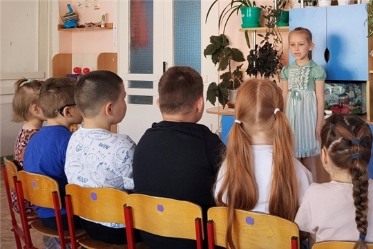 Чтение стихотворения В. Бартенева "Первое сентября" (1 корпус)