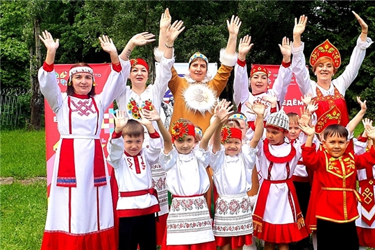 Дефиле чувашских костюмов "В дружбе народов - единство России".
