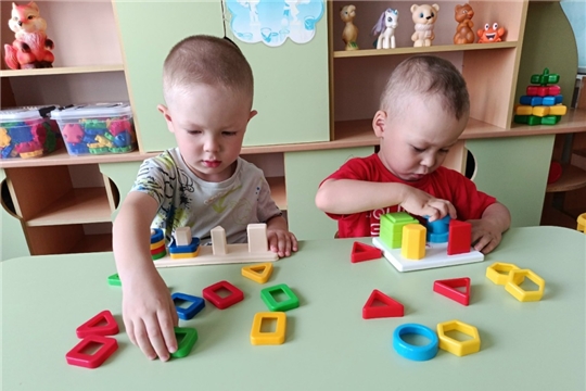 "Мы играем в настольные игры, или как малыши ясельной группы развивают внимание и моторику"