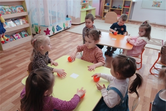 Поиграли с массажными мячами