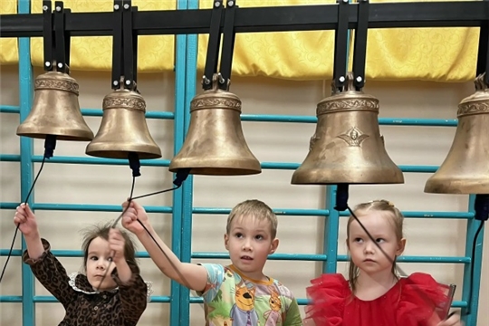 Тишина… И вдруг – динь-дон! 