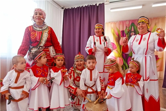 Фольклорный ансамбль «Уяв» подарил малышам праздник музыки и ритма