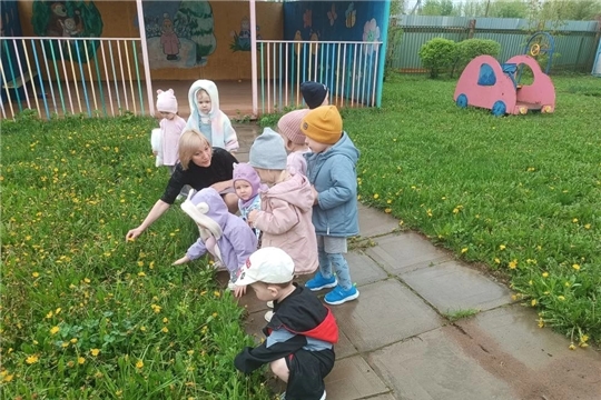 Маленькие художники создали весеннюю полянку с помощью… одуванчиков!