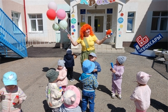 Забавный и яркий клоун Клепа в гостях у малышей
