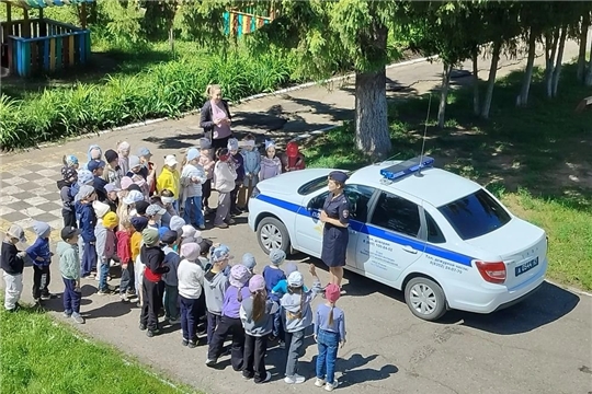 Встреча с инспектором ГИБДД: изучаем ПДД и знакомимся с патрульной машино