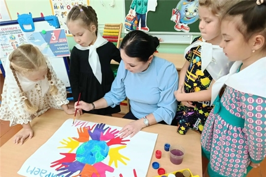 Вместе сделали яркий плакат «Мы за мир!»