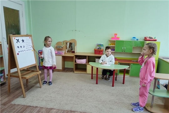 В рамках муниципального проекта «Академия профессий» воспитанники группы «Цветик-семицветик» познакомились с профессией офтальмолога