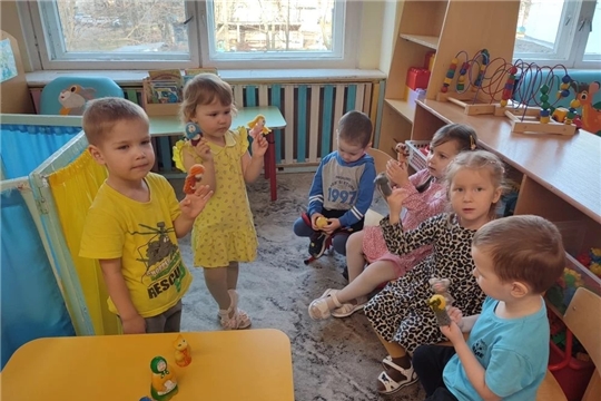 Воспитанники младшей группы «Петрушка» показали сказку «Репка» с помощью пальчикового театра.
