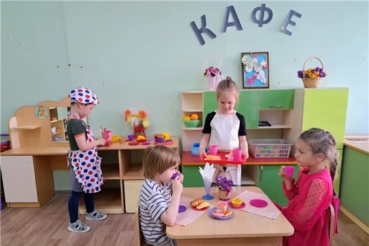 Сюжетно-ролевая игра «Кафе» в старшей группе учит детей основам здорового питания и этикета