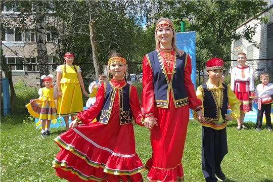 В нашем детском саду прошло яркое дефиле национальных костюмов народов России! 