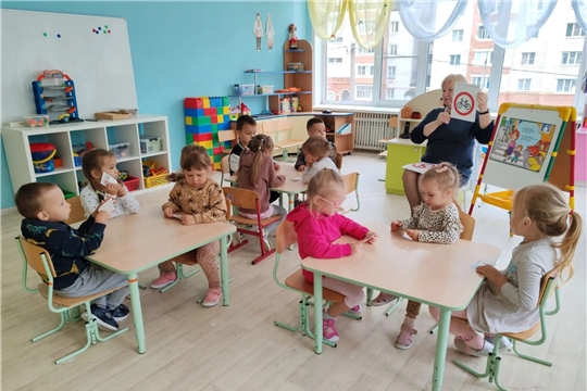 Знакомство с дорожными знаками: продолжаем учить ПДД.