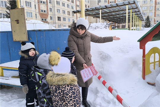 Будьте бдительны, весенний период сход снега и наледи с крыши!