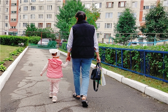 Почему я гуляю с мамой за ручку?