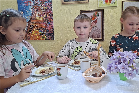 Здоровое питание в детском саду: рыбные кнели с пюре