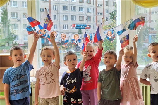 Акция «Цвета Родины»: украшаем окна к Дню Государственного флага!