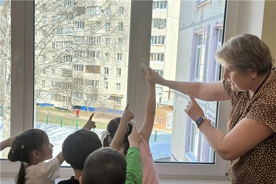 Открытое окно может представлять опасность, особенно, если в доме есть дети!