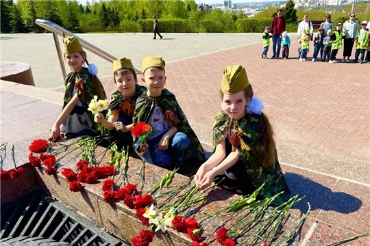Возложение цветов к Вечному огню
