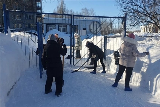 Расчистка снега  на территории детского сада 