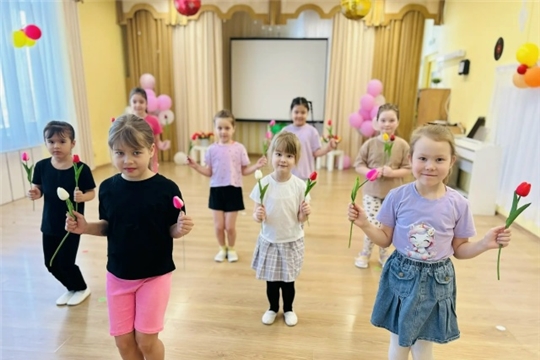 Весенние танцы с цветами в кружке «Искорки»
